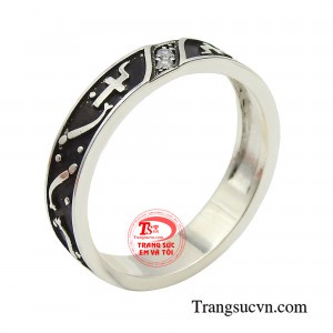 Nhẫn thánh giá bạc phước lành với thiết kế phá cách, độc đáo, kết hợp hài hòa giữa yếu tố tôn giáo và thời trang
