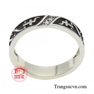 Chiếc nhẫn này không chỉ thể hiện niềm tin Công giáo một cách mạnh mẽ mà còn là phụ kiện tôn lên phong cách riêng của mỗi người.