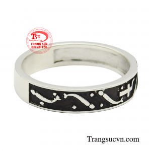 Chất liệu bạc 925 cao cấp sáng bóng, bền đẹp cùng kiểu dáng tinh tế là điểm cộng lớn cho chiếc nhẫn này.