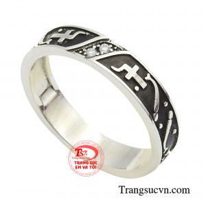 Dù là nam hay nữ, bạn đều có thể sở hữu cho mình một chiếc nhẫn bạc Công giáo ưng ý, phù hợp với cá tính và phong cách của bản thân.