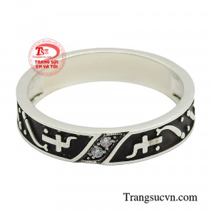 Chiếc nhẫn sẽ đồng hành cùng bạn trong mọi khoảnh khắc, tô điểm thêm nét đẹp thời thượng và là lời nhắc nhở về niềm tin Công giáo mạnh mẽ.