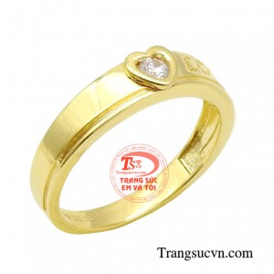 Nhẫn trái tim vàng tây yêu thương được làm từ chất liệu vàng 10k có vẻ ngoài đơn giản nhưng thanh lịch.