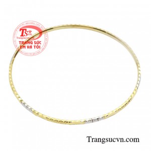 Vòng tay vàng tây nhẹ nhàng với chất liệu vàng 10k bền đẹp, giá cả hợp lí.