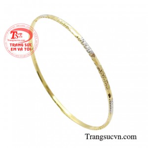 Không chỉ có vẻ đẹp bên ngoài mà chiếc vòng tay vàng tây còn có ý nghĩa phong thủy mang lại may mắn cho người đeo.