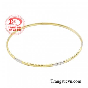 Sự kết hợp hài hòa giữa màu sắc cùng với những họa tiết đơn giản, thanh mảnh phù hợp với xu thế của giới trẻ ngày nay.