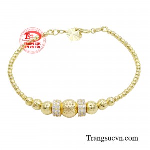 Vòng tay vàng tây nữ tính được thiết kế với những hạt bi xinh xắn sắp đặt một cách đầy tinh tế.