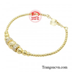 Sở hữu vẻ ngọt ngào pha chút thanh lịch, sang trọng.