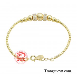 Chiếc vòng tay chắc chắn sẽ là món phụ kiện mà nàng không thể thiếu cho những buổi hẹn gặp mặt hay dạo phố.