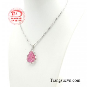 Vì vậy mà mặt dây chuyền này nàng vẫn giữ được vẻ đẹp sáng bóng theo thời gian.