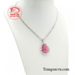 Kim cương được xem là một loại đá quý có độ cứng hoàn hảo, có chất lượng gần như vĩnh cửu và khó bị trầy xước khi va chạm.