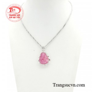 Bộ dây mặt phật bình an được chế tác với viên đá chủ la đá Ruby chạm khắc hình mặt phật hiền hậu kết hợp với những viên đá kim cương sáng lấp lánh xung quanh.