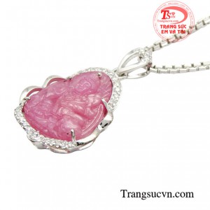 Không chỉ đem đến vẻ đẹp thuần khiết, sang trọng, bộ dây chuyền còn được tin rằng sẽ giúp người đeo gặp nhiều thuận lợi, suôn sẻ trong công việc cũng như cuộc sống giúp nàng khẳng định vị trí của bản thân.