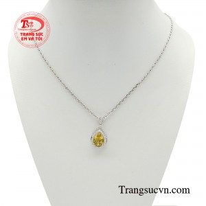 Bộ mặt dây thach anh vàng quý phái  sử dụng chất liệu vàng 18k lấp kết hợp cùng màu vàng lấp lánh của đá thạch anh tạo nên sự hoàn hảo, thu hút đến lạ kỳ.