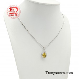 Đá thạch anh vàng được biết đến là viên đá quý hiếm để làm đồ trang sức nó có ý nghĩa của may mắn và tài lộc được rất nhiều người, nhất là các doanh nhân cực kỳ ưa chuộng.