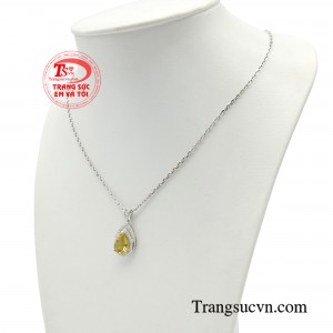 Với màu sắc đẹp mắt cùng với viên đá quý thì bộ mặt dây thạch anh vàng xứng đáng là bộ trang sức mà nàng đang đi tìm. 