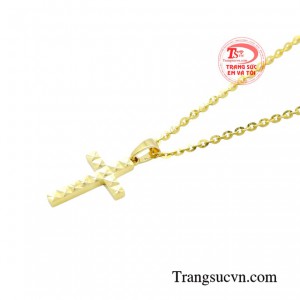 Ngoài ra, nhiều người theo đạo còn tin rằng việc đeo cây thánh giá giúp bảo vệ khỏi ma quỷ.