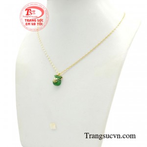 Sự kết hợp hài hòa giữa đá jadeite với vàng 18k làm nổi bật lên món bộ trang sức này. 