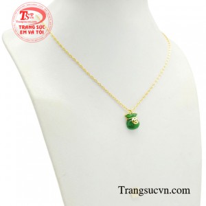 Với thiết kế nhỏ nhắn nhưng cũng đủ để toát lên vẻ đẹp cho người đeo.