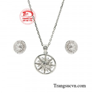 Bộ mặt dây vàng tỏa sáng được chế tác trên chất liệu vàng 10K là sự kết hợp hoàn hảo giữa vàng nguyên chất và các kim loại quý khác, mang đến độ cứng cáp, bền bỉ và giá thành hợp lý. 