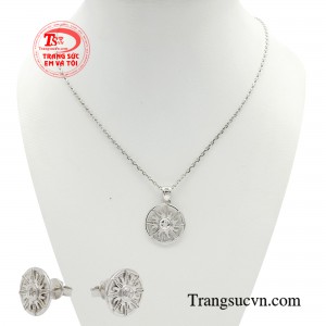 Thiết kế nhẹ nhàng, nhỏ gọn nhưng không kém phần kiêu sa, lộng lẫy đủ để nàng thể hiện sự tinh tế và sang trọng, tôn lên phong cách thời trang của chính mình.