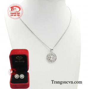 Bộ mặt dây phù hợp để đeo trong mọi dịp, từ những buổi đi chơi, dạo phố đến những sự kiện quan trọng, giúp bạn luôn tỏa sáng và tự tin.