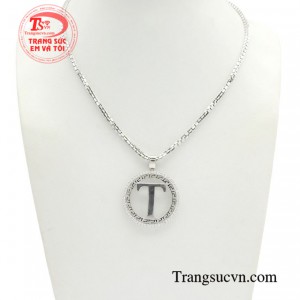 Bộ mặt dây vàng trắng chữ T được chế tác từ vàng trắng 18k cao cấp, đảm bảo độ bền đẹp và sáng bóng theo thời gian.