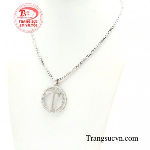Với thiết kế thanh lịch và hiện đại lấy cảm hứng từ hình dạng chữ T đơn giản tạo nên bộ dây chuyền  đầy tinh tế.