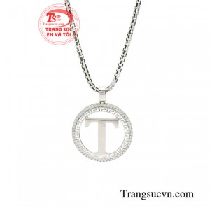 Đường nét thanh mảnh, uyển chuyển cùng độ bóng sáng tự nhiên của vàng trắng tạo nên vẻ đẹp sang trọng và đẳng cấp cho người đeo.