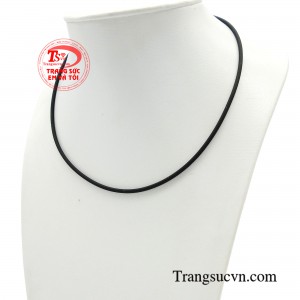 Dây cao su bọc vàng mang vẻ đẹp nam tính, mạnh mẽ, thể hiện cá tính riêng với điểm nhấn hoa văn tinh xảo. 