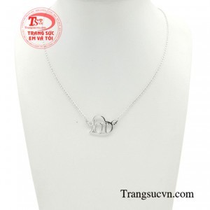 Dây chuyền chữ OT sang trọng được thiết kế nhẹ nhàng nhưng không kém phần tinh tế và sang trọng.