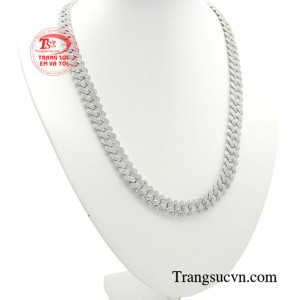 Đá CZ sở hữu độ lấp lánh và sáng bóng không thua kém kim cương thật, mang đến vẻ đẹp sang trọng và đẳng cấp cho người đeo.