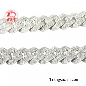 ản phẩm không chỉ là một món phụ kiện đơn thuần mà còn là biểu tượng cho đẳng cấp và phong cách của phái mạnh.