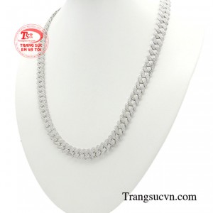 Dây chuyền được thiết kế theo kiểu mắt xích nhằm tôn lên vẻ đẹp cá tính và mạnh mẽ của đấng mày râu.