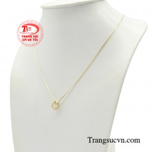 Chiếc dây chuyền như làn gió mới tỏa sáng đầy tự tin, sẵn sàng đưa bạn trở thành tâm điểm của sự chú ý.