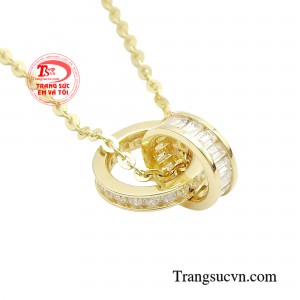 Mặt dây chuyển được gắn đá tinh tế với các đường nét nổi bật, sáng bóng tôn vinh vẻ đẹp của các nàng.