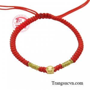 Theo quan niệm dân gian, khi em bé đeo chiếc dây tết charm theo tuổi này sẽ chánh được ma tà, giúp bé mau ăn, chóng lớn. 