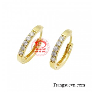 Hoa tai phong cách thời trang được thiết kế gọn nhẹ, đơn giản với những viên đá lấp lánh tạo điểm nhấn nổi bật và thu hút mọi ánh nhìn.