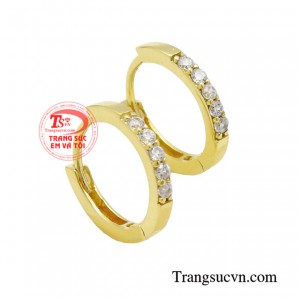 Với màu vàng óng ánh, sang trọng, tôn lên vẻ đẹp rạng rỡ cho khuôn mặt nàng. 