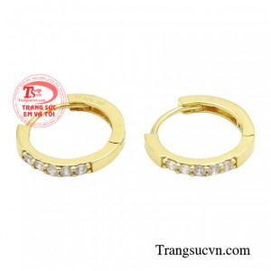 Sản phẩm được làm trên chất liệu vàng 18k cao cấp, chế tác tỉ mỉ cho nên rất vừa vặn và thoải mái khi đeo, không gây kích ứng da.
