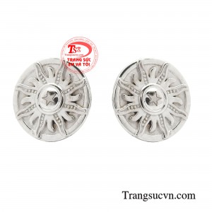 Hoa tai vàng tỏa sáng được thiết kế bởi hình ảnh ông mặt trời đang tỏa nắng giúp nàng trở nên tinh tế và sang trọng. 