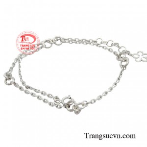 Nếu nàng diện lên người những bộ đồ hàng hiệu thì chiếc lắc chân này cũng là món đồ giúp nàng trở nên nổi bật hơn giữa đám đông.