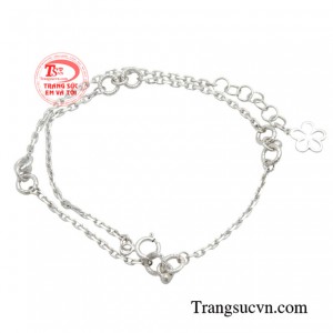 Chiếc lắc chân được thiết kế nhẹ nhàng, đơn giản nhưng cũng đủ để giúp đôi chân nàng trở nên uyển chuyển hơn.