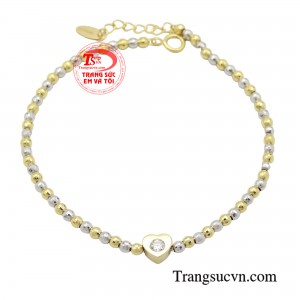 Lắc tay bi trái tim quyến rũ lấy cảm hứng từ chuỗi bi có hai màu sắc kết hợp tinh tế với hình ảnh trái tim nhỏ xinh ở giữa khiến bạn đắm chìm trong sự ngọt ngào mà chiếc lắc tay đem đến.