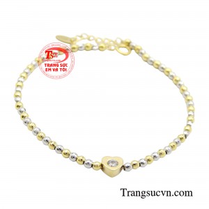 Hình trái tim biểu tượng cho tình yêu, sự lãng mạn và chung thủy được thể hiện một cách sinh động trên lắc tay.