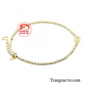 Sản phẩm được chế tác trên chất liệu vàng 10k có độ sáng bóng, bền đẹp theo thời gian.