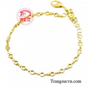 Được chế tác từ vàng 18k, một loại vàng có hàm lượng vàng nguyên chất cao, lắc tay quý cô sở hữu vẻ đẹp sang trọng, quý phái cùng độ bền vượt trội.