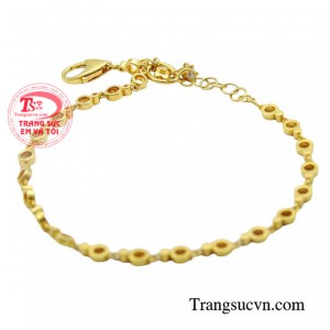 Từ những thiết kế đơn giản, thanh lịch đến những kiểu cách cầu kỳ, tinh xảo, tất cả đều được chế tác tỉ mỉ, mang đến sự sang trọng và đẳng cấp cho người đeo. 