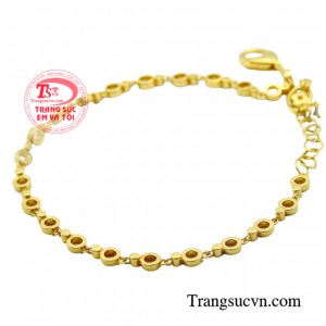 Lắc tay quý cô kiêu sa là món quà ý nghĩa dành tặng cho người phụ nữ bạn yêu thương.