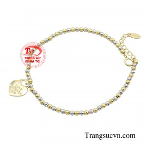 Điểm nhấn của mẫu này là chiếc mặt trái tim và những viên bi tượng trưng cho tình yêu, sự đam mê và lãng mạn.