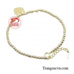 Khi di chuyển những viên bi va vào nhau tạo nên những âm thanh vui tai khơi gợi sự tò mò và thu hút mọi ánh nhìn.